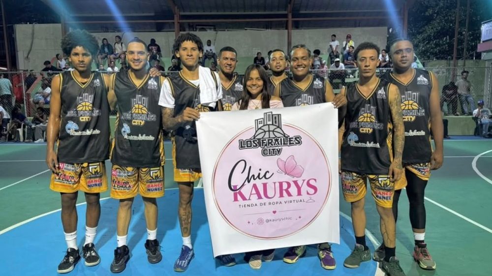 Jugadores de Los Frailes celebran el título de serie regular del torneo de baloncesto superior de Madeja