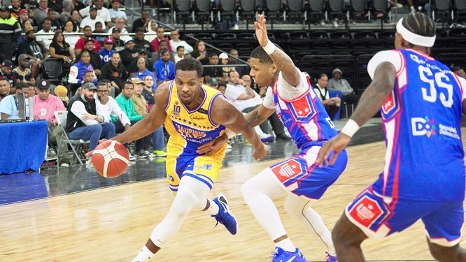 Jugadores de Mauricio Báez celebran victoria sobre San Lázaro en el Torneo de Baloncesto Superior del Distrito Nacional