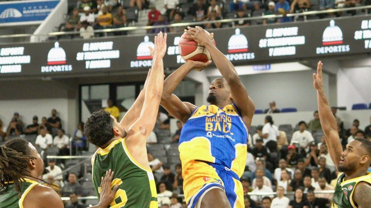 Jugadores del Mauricio Báez celebrando victoria 80-77 sobre San Carlos en la Arena BanReservas en el TBS Distrito Nacional 2026