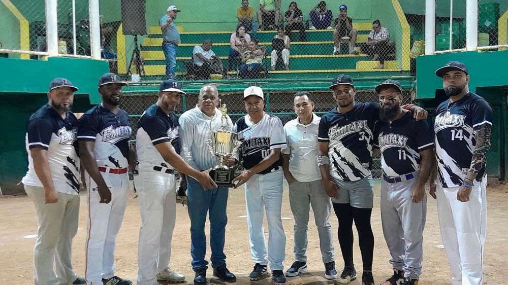 Equipo Emicarga celebrando el título del Torneo de Softbol de Emitaxi con la Copa Emitaxi