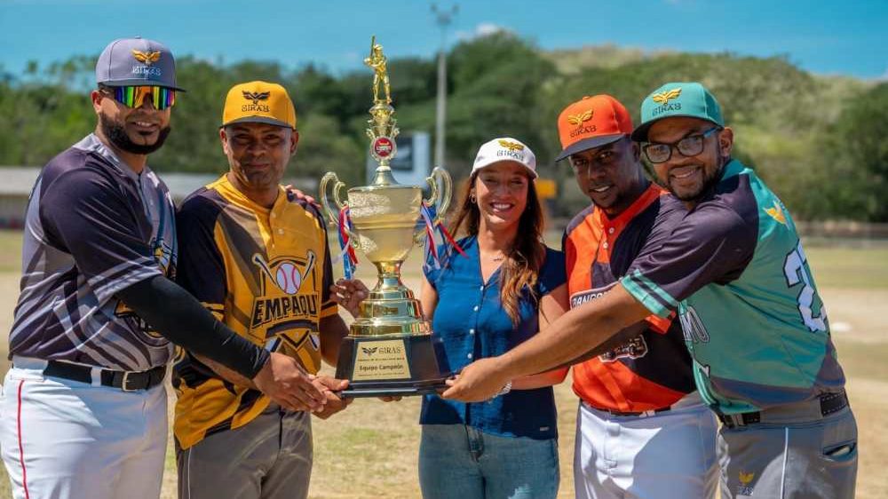 Equipos de Cementos Cibao alineados en la ceremonia inaugural del XXVII torneo de softbol navideño Copa Cementos Cibao