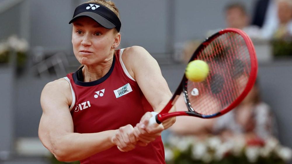 Elena Rybakina saluda al público en la cancha del WTA 500 de Tokio tras anunciar su retiro por lesión en el cuello