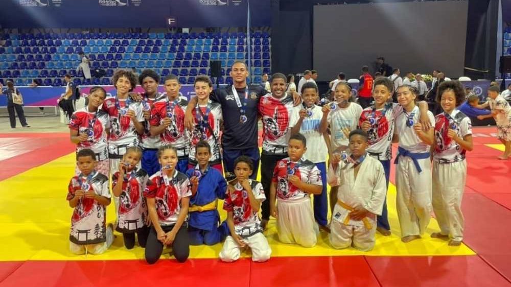Atletas de la provincia Duarte con sus medallas en el torneo internacional de judo infantil del Club Naco