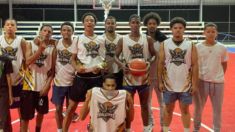 Jugadores de Los Halcones celebrando el campeonato del torneo juvenil de baloncesto en el polideportivo de Villa Riva