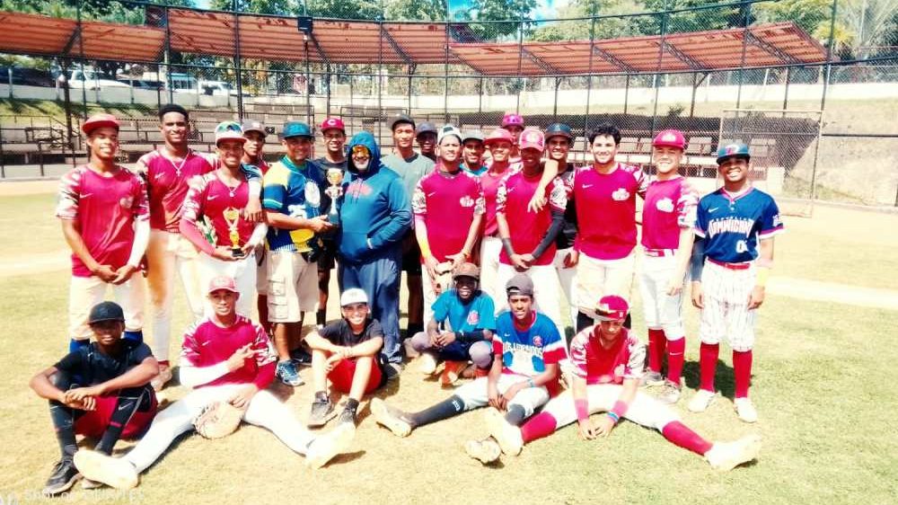 Premiación del Jugador Más Valioso Eddy Rodríguez en el Torneo Lighting BPL-Béisbol El Naranjo, Santo Domingo Este