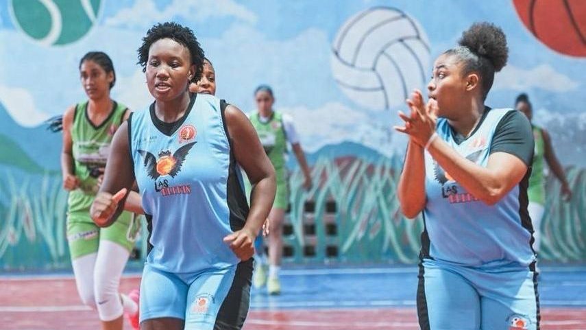 Jugadoras de baloncesto femenino dominicano en acción durante el XIII Torneo Nacional No Violencia Contra la Mujer