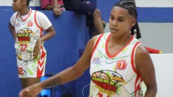 Jugadoras de las Águilas de Guachupita celebrando victoria en el Torneo Nacional de Basket Superior Femenino