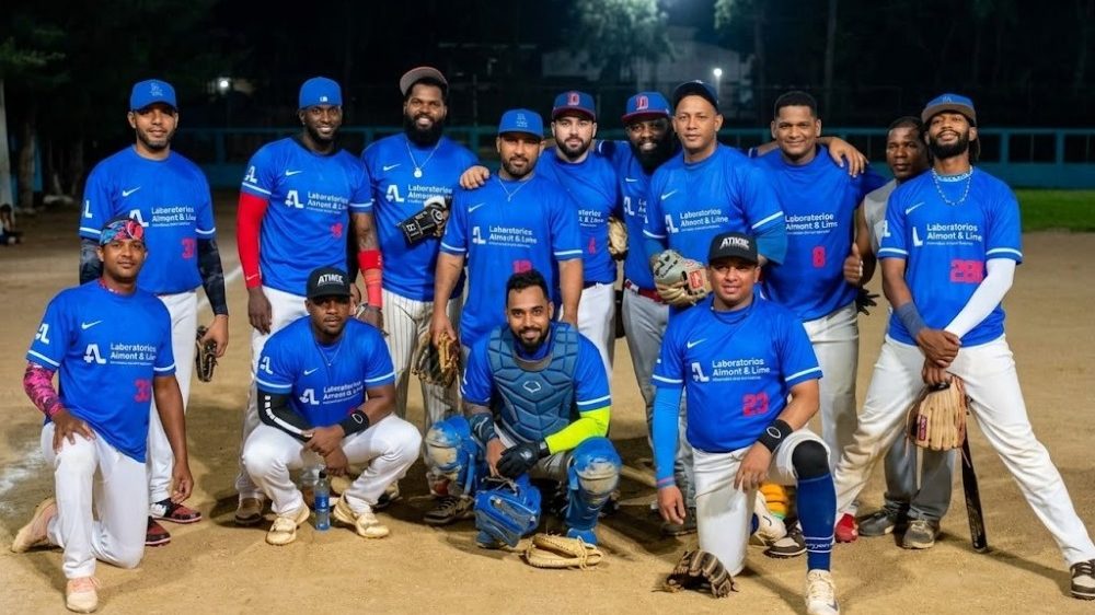 Equipo Los Bandidos que Cocinan celebrando su clasificación en el torneo Rubén Pimentel de softbol del Distrito Nacional