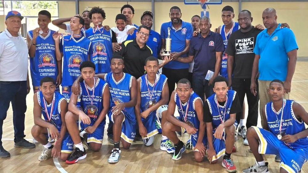 Ángel Chalas recibe trofeo de Jugador Más Valioso del torneo U16 de Abasado de manos del presidente William Cabral Lugo