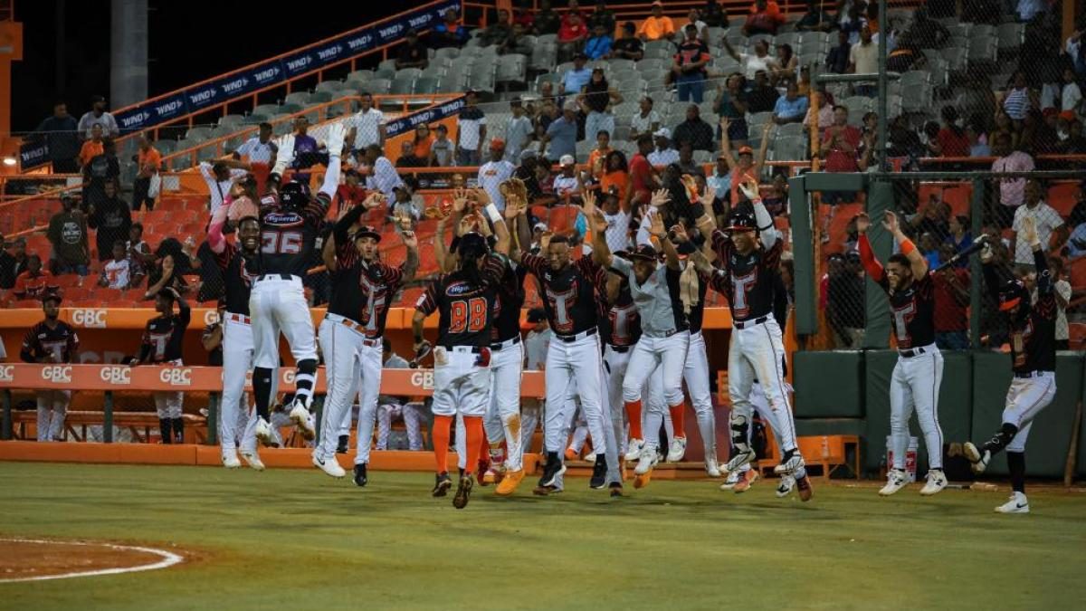 Ronny Simón celebra jonrón con los Toros del Este en el Estadio Francisco A. Micheli en La Romana