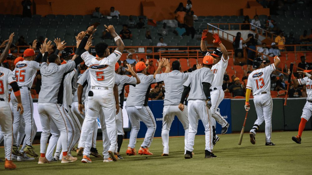 Enmanuel Valdez celebra jonrón con los Toros del Este contra las Águilas Cibaeñas en El Corral