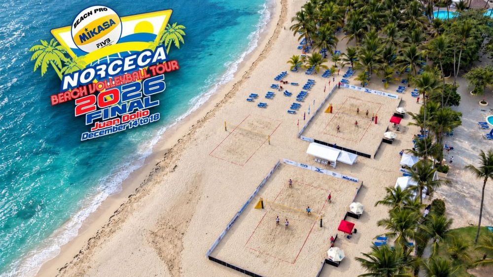 Dupla de voleibol de playa en acción durante una competencia del Tour NORCECA en cancha de arena