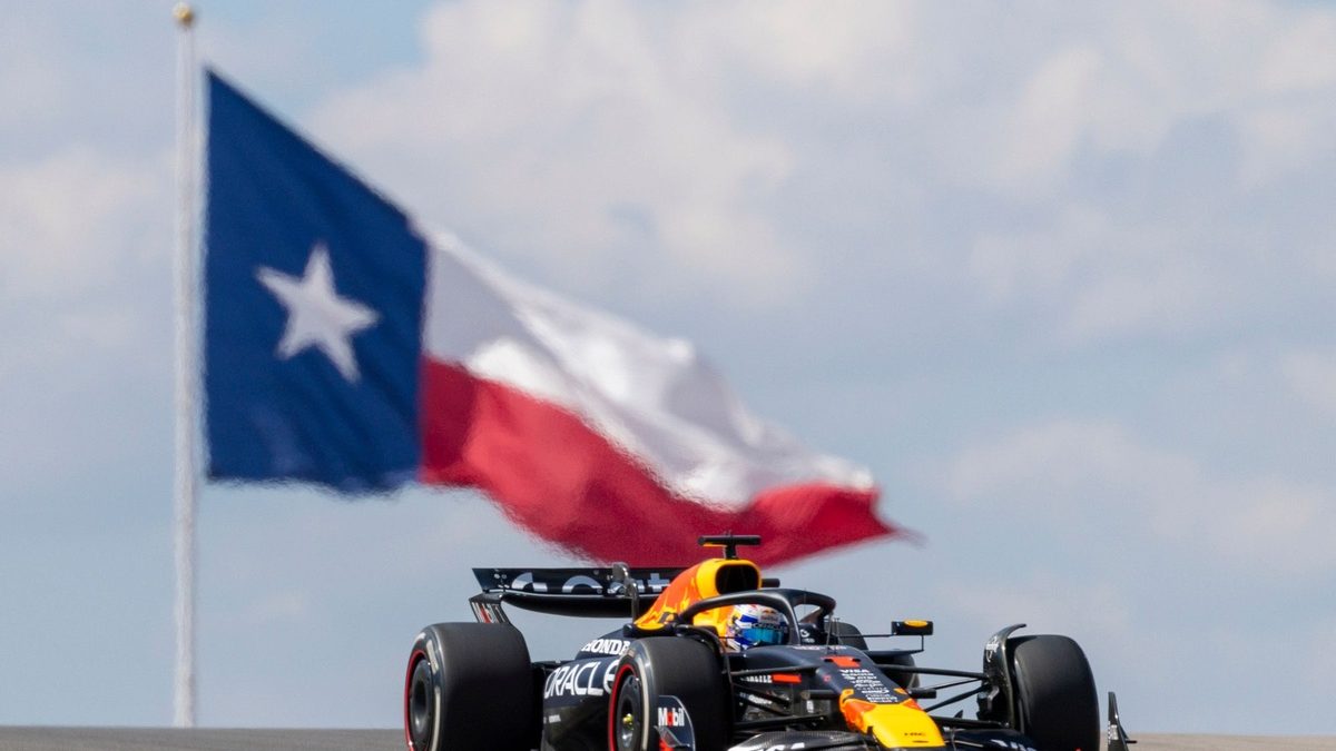 Max Verstappen e Isack Hadjar con los trajes de carrera blancos de Red Bull para el GP de Estados Unidos en Austin