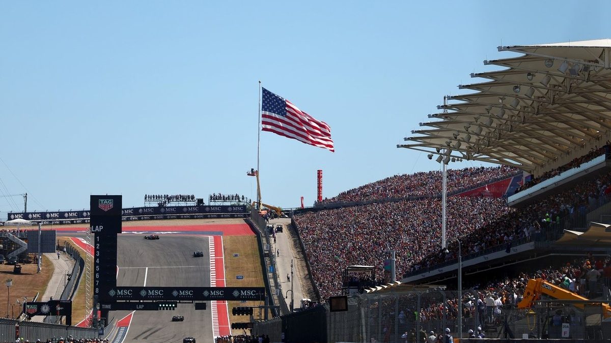 Monoplazas de Fórmula 1 en el Circuito de las Américas durante el Gran Premio de Estados Unidos