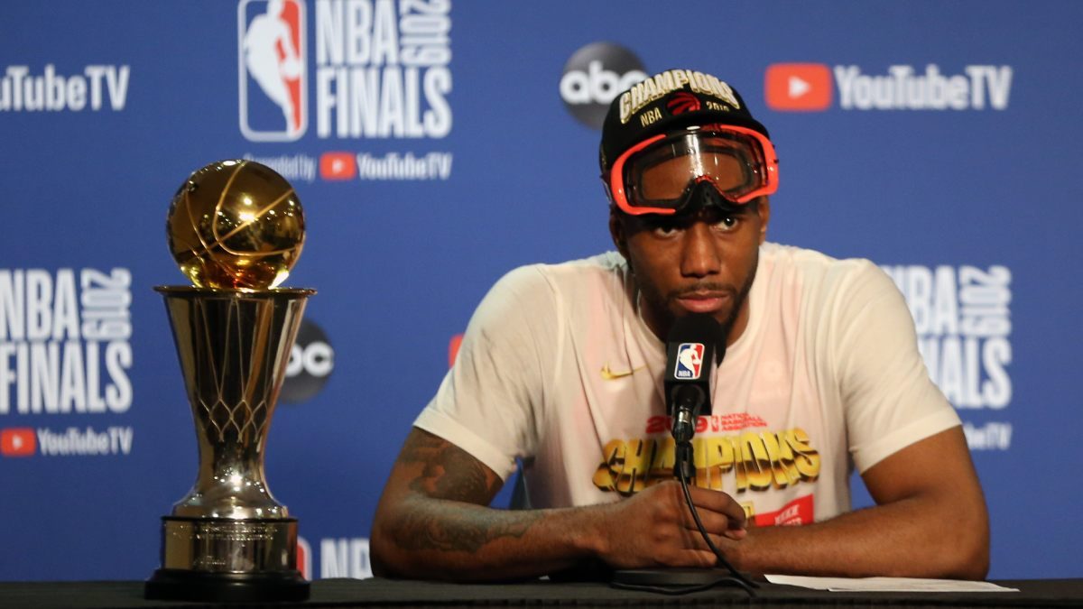 Kawhi Leonard con la camiseta de los Toronto Raptors durante un partido de la NBA