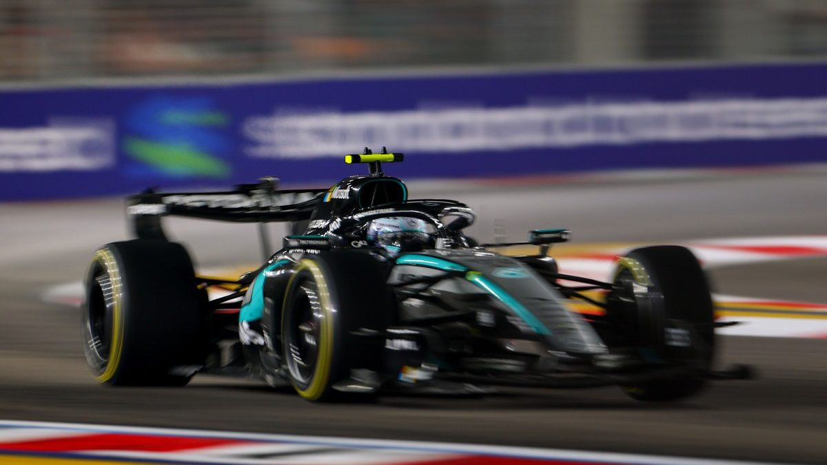Monoplaza Mercedes W17 en pista durante el Gran Premio de Singapur 2026