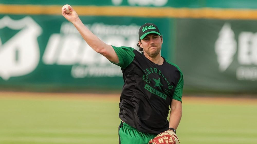 Trevor Bauer en posición de lanzamiento con el uniforme de las Estrellas Orientales en el Estadio Tetelo Vargas