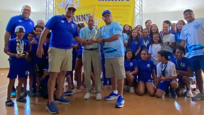 Nadadores de los Delfines del Naco celebrando su tricampeonato en el Invitacional de Las Pirañas de Amaprosan en Santiago