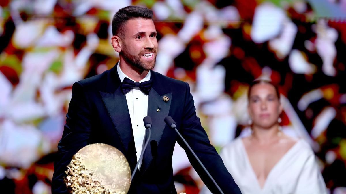 Unai Simón levanta el Trofeo Yashin 2026 en la gala del Balón de Oro en el Teatro Palladium de Londres