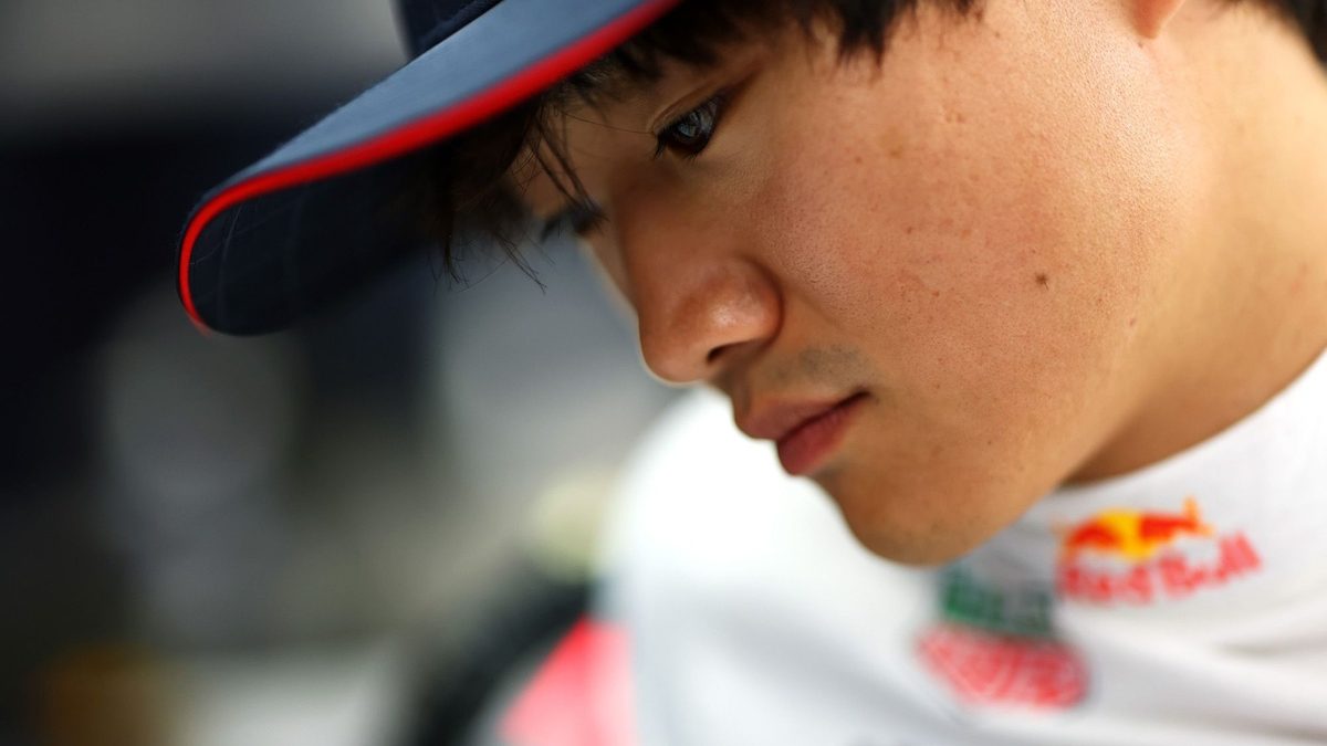 Yuki Tsunoda con el casco puesto en el box de Red Bull Racing durante la temporada 2025 de Fórmula 1
