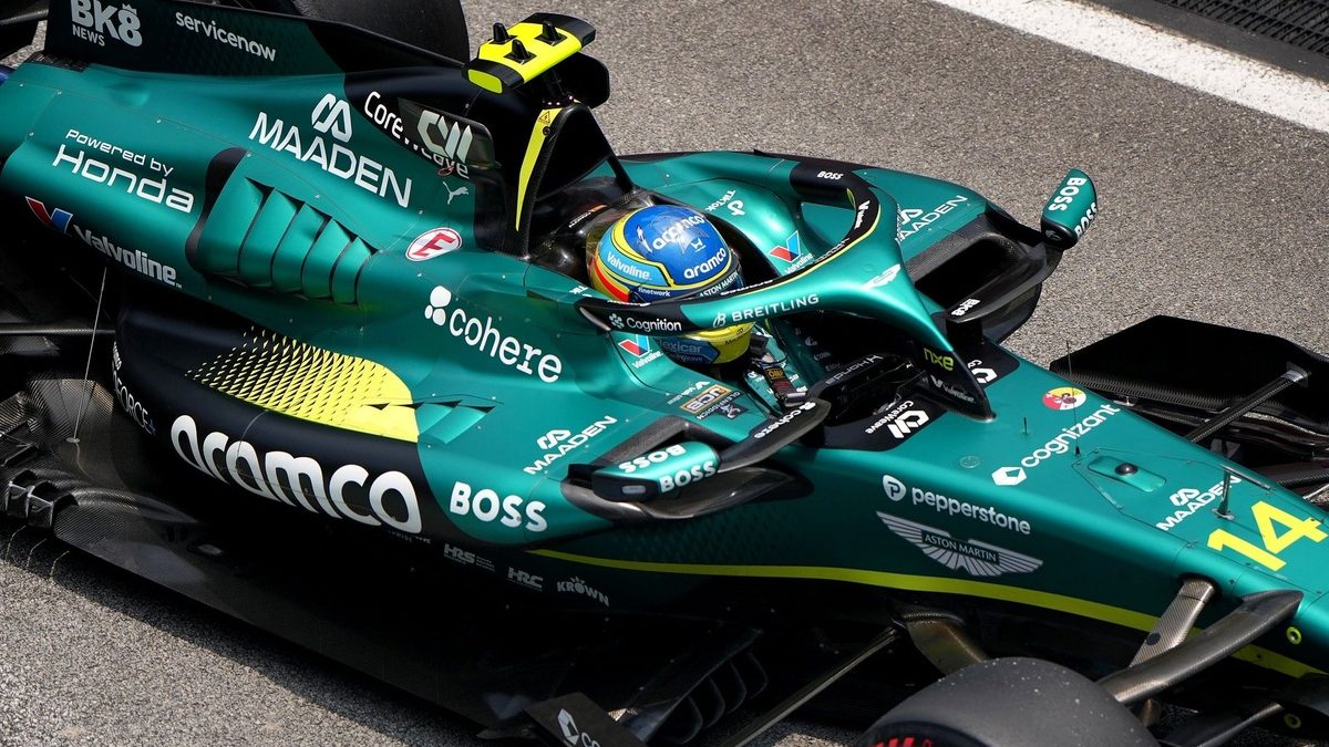 Fernando Alonso pilotando el Aston Martin AMR26 con la unidad de potencia Honda ADUO2 bajo la lluvia en Sepang