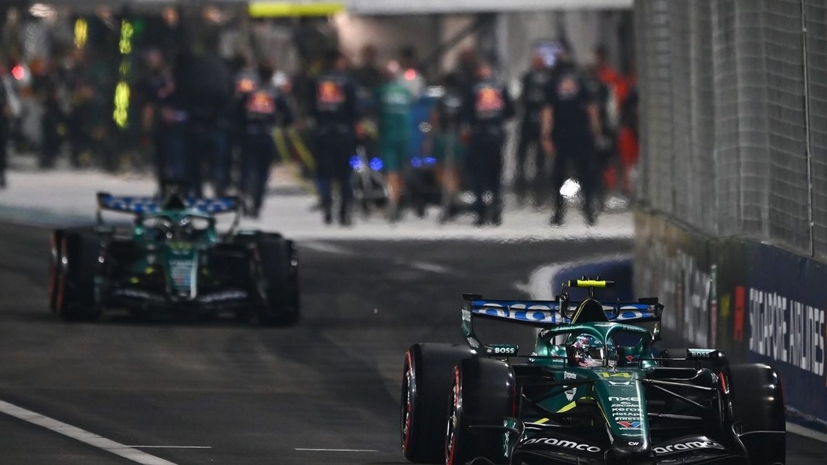 Fernando Alonso al volante del Aston Martin AMR26 en el Gran Premio de Singapur de Fórmula 1