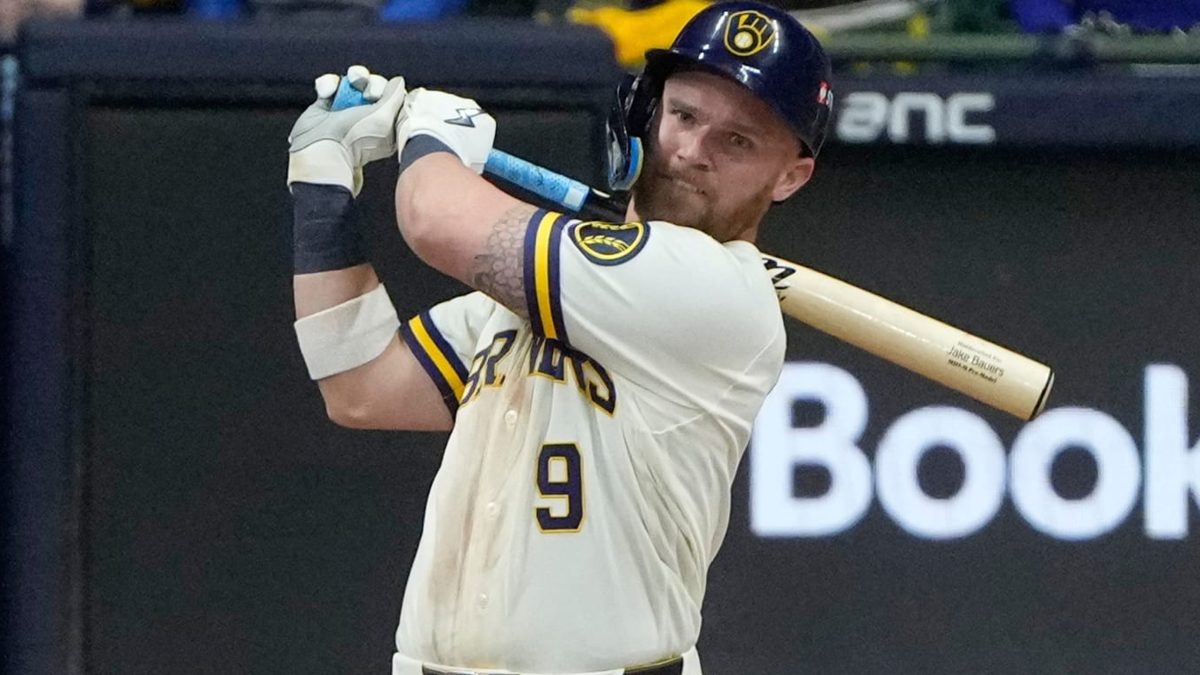 Jake Bauers celebra tras conectar turno épico de 12 pitcheos ante Yamamoto en el American Family Field