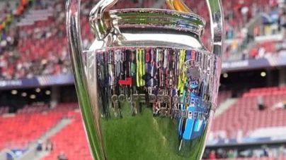 Jugadores del PSG y Barcelona disputando un balón en el Parque de los Príncipes por la UEFA Champions League