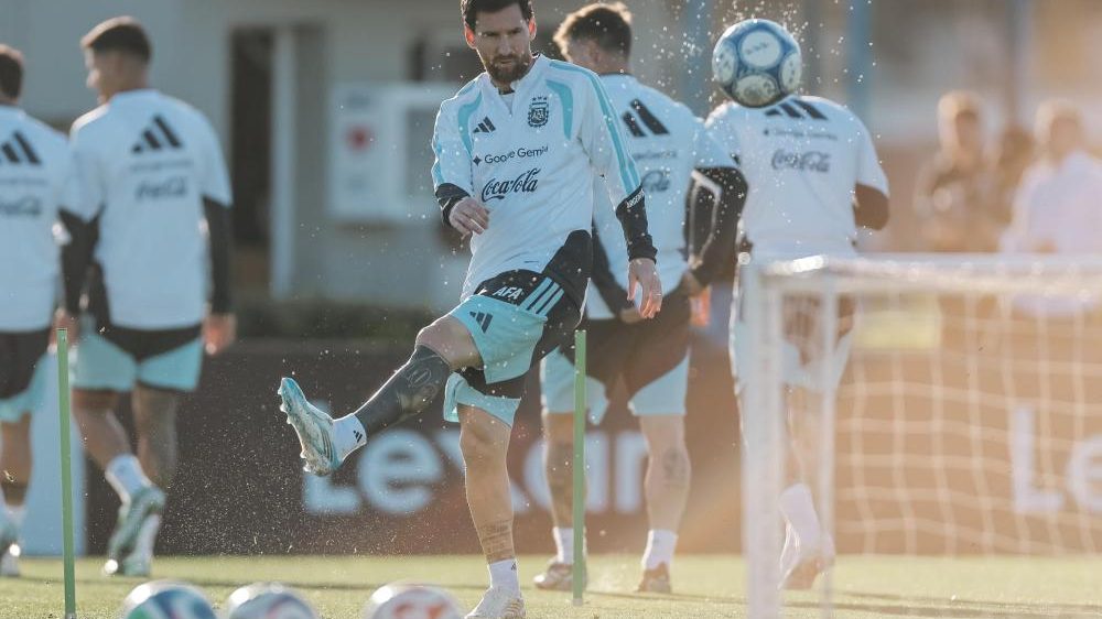Lionel Messi entrenando con la selección argentina en el predio de la AFA en Ezeiza antes de su partido de despedida