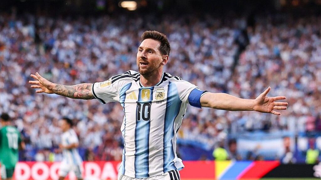 Lionel Messi con la camiseta de Argentina saludando al público en el estadio Monumental de Buenos Aires