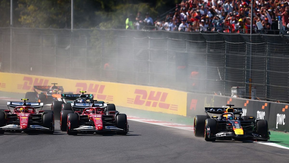 George Russell y los monoplazas de Ferrari y Red Bull en el Autódromo Hermanos Rodríguez durante el Gran Premio de México 2026