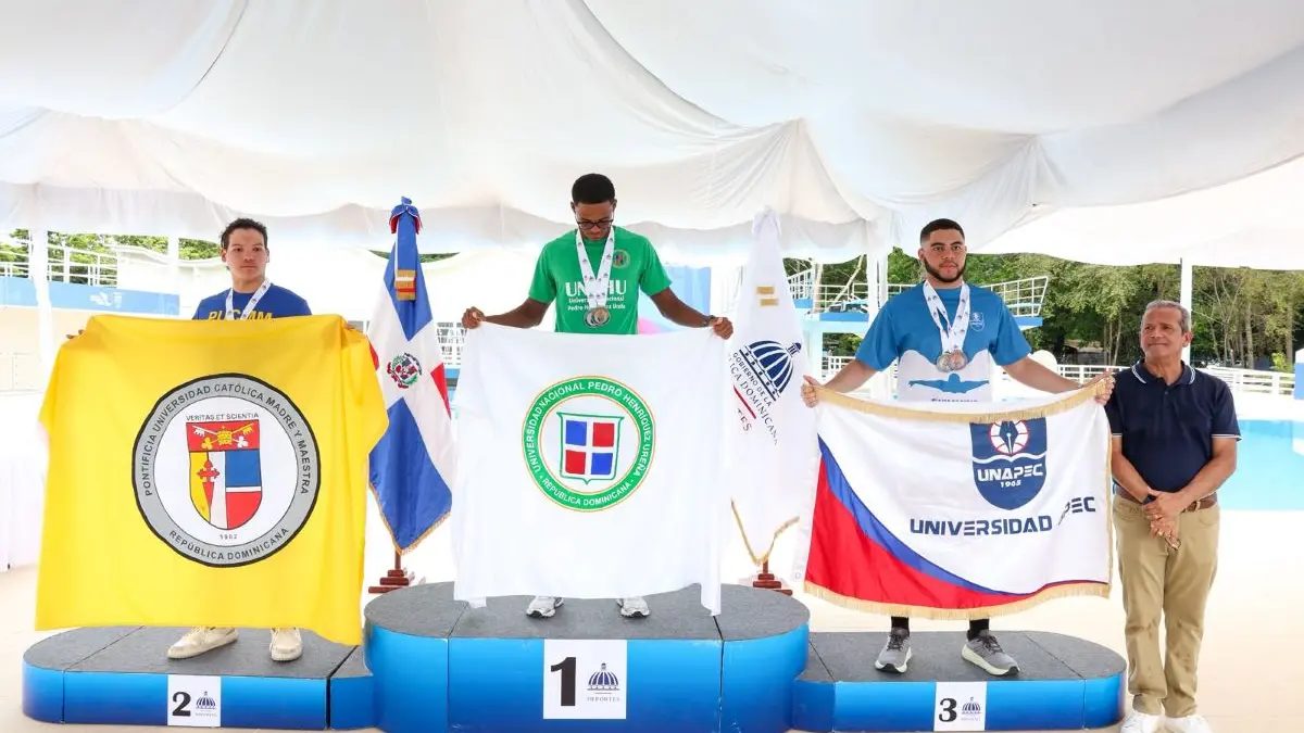 Nadadores de la UNPHU celebran en la piscina tras ganar medallas en los Juegos Universitarios 2026
