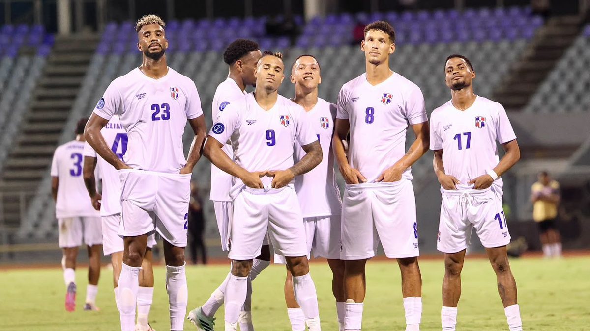 Jugadores de República Dominicana celebrando la victoria 2-1 sobre Trinidad y Tobago en el Hasely Crawford Stadium de Port of Spain