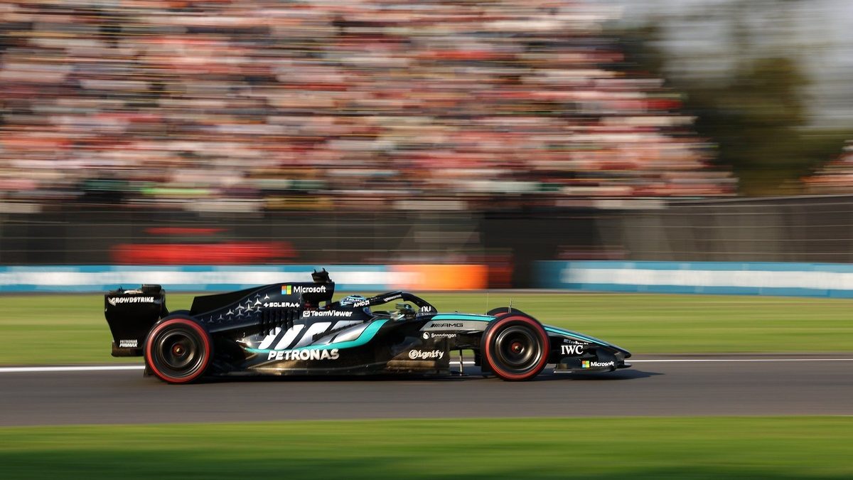 George Russell al volante del Mercedes W17 durante los entrenamientos del Gran Premio de México 2026