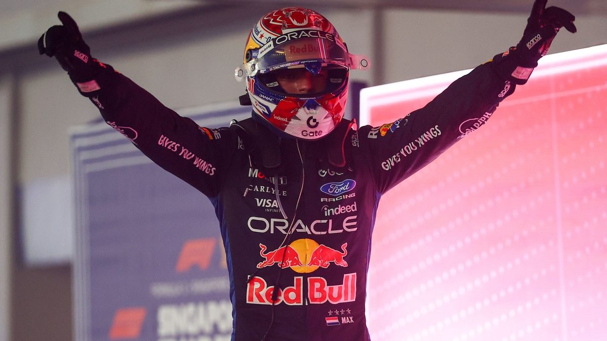 Max Verstappen y Charles Leclerc en duelo rueda a rueda durante la salida del Gran Premio de Singapur de F1