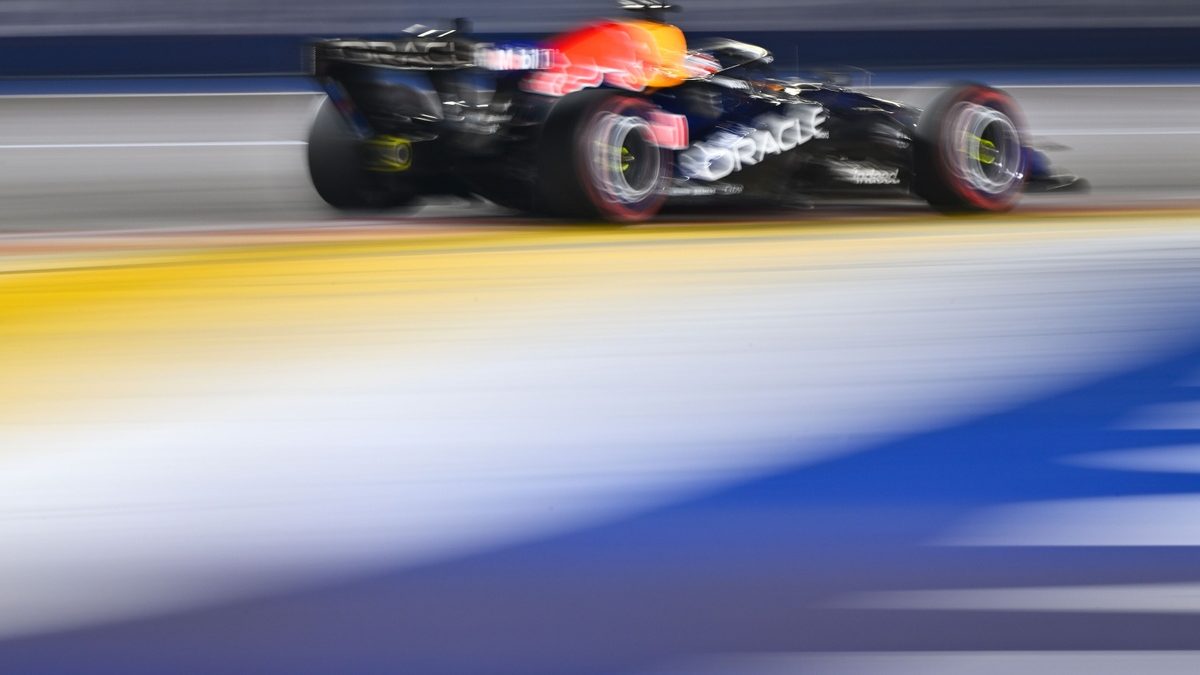 Max Verstappen al volante del Red Bull RB22 durante el Gran Premio de Bakú 2026