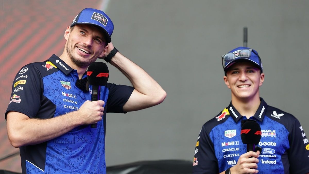 Max Verstappen e Isack Hadjar con la indumentaria de Red Bull Racing en el paddock de Fórmula 1