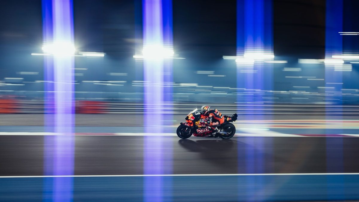 Pilotos de MotoGP en la parrilla del circuito nocturno de Losail, Qatar, durante el Gran Premio