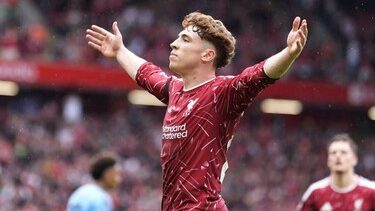 Víctor Muñoz celebra el gol del empate 2-2 del Liverpool frente al Nottingham Forest en Anfield