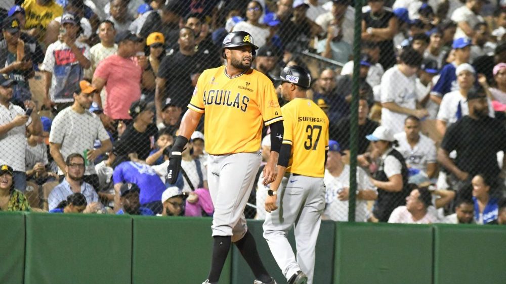 Jorge Bonifacio celebra su triple de tres carreras ante los Tigres del Licey en el Estadio Quisqueya Juan Marichal