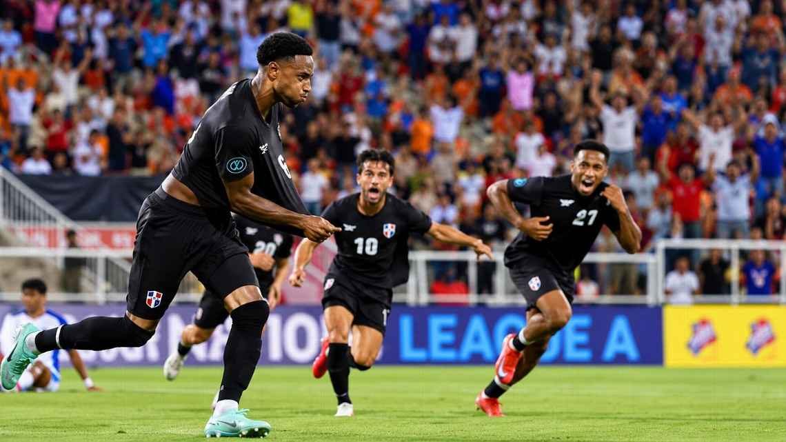 Pablo Rosario celebra el gol de la victoria de República Dominicana ante Nicaragua en el Estadio Cibao de Santiago