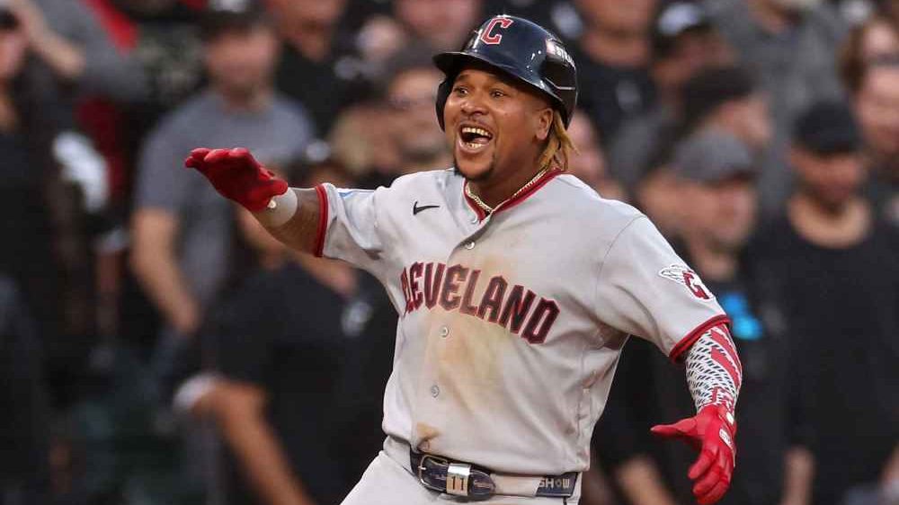 José Ramírez deslizándose de cabeza al plato durante el Juego 3 de la Serie Divisional entre Guardianes y Medias Blancas