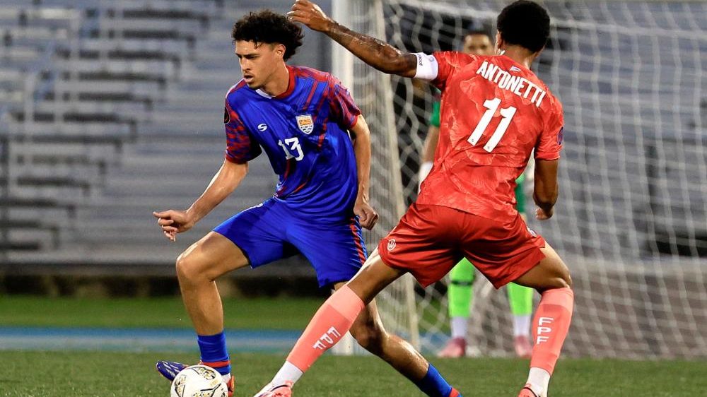 Jeremy De León celebra su gol ante Islas Caimán en el Estadio Centroamericano de Mayagüez, Liga de Naciones Concacaf