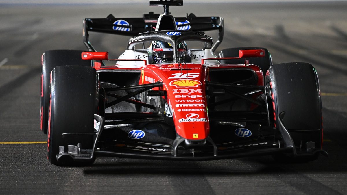Charles Leclerc en su Ferrari persiguiendo a Max Verstappen durante el Gran Premio de Singapur en el circuito de Marina Bay