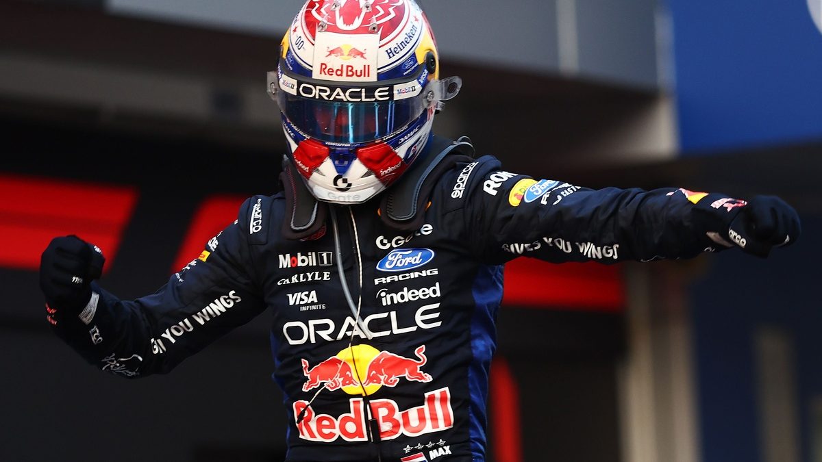Max Verstappen celebra en el cockpit de Red Bull tras ganar el Gran Premio de Malasia en el Sepang International Circuit