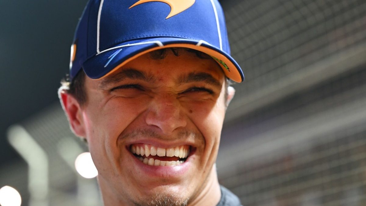 Lando Norris en una salida nocturna tras el Gran Premio de Singapur de F1 2026, donde un video viral lo muestra aparentemente burlándose de Lance Stroll