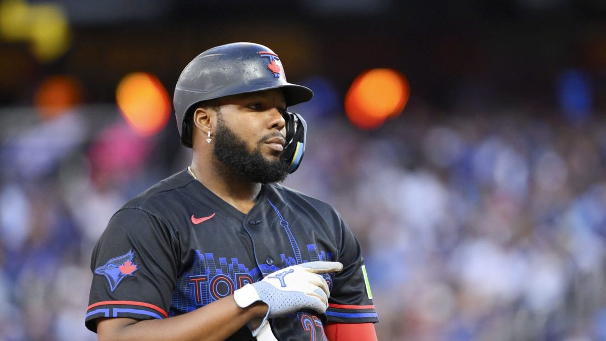 Vladimir Guerrero Jr. con el uniforme de los Azulejos de Toronto durante un juego de temporada regular de MLB