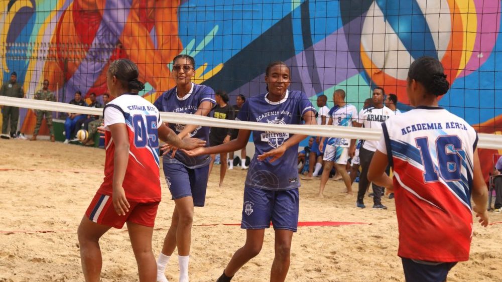 Cadetes de la Armada y el Ejército Dominicano compiten en voleibol de playa en el Centro Olímpico Juan Pablo Duarte