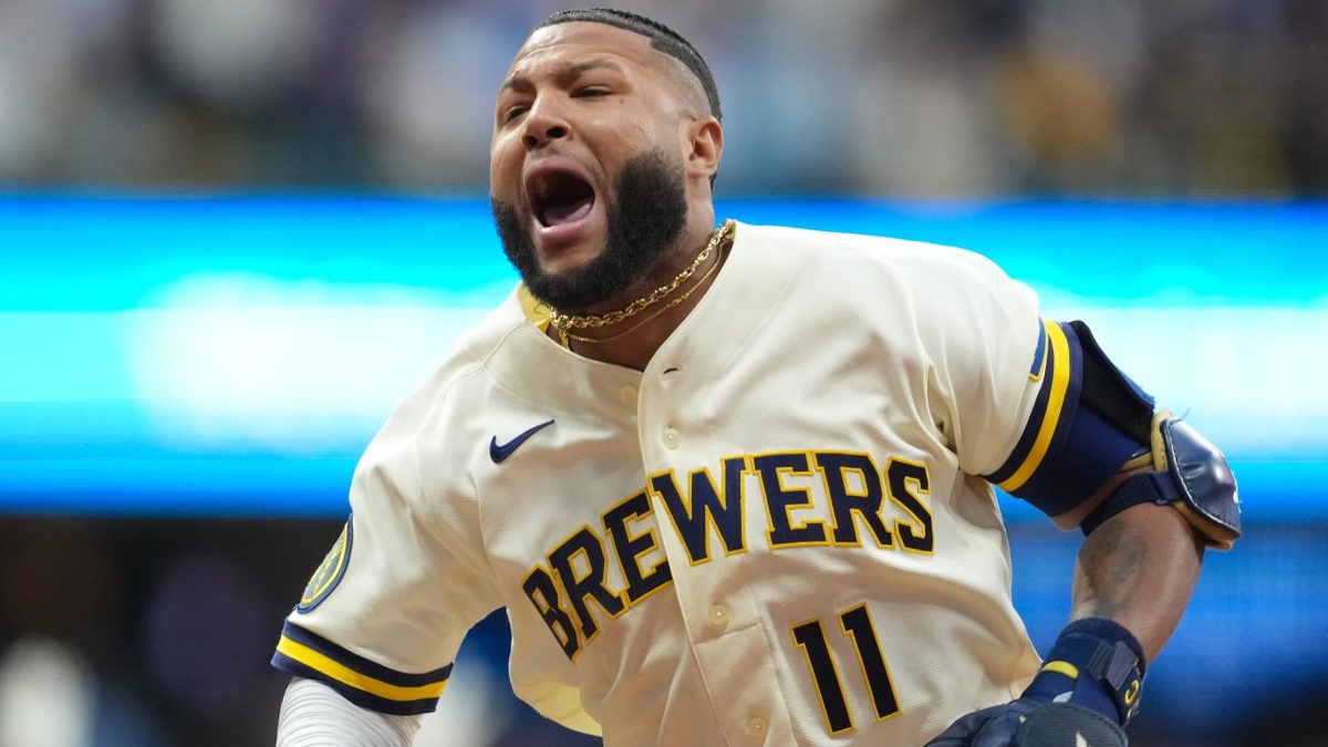 Jackson Chourio celebra con sus compañeros de los Brewers el walk-off en el Juego 2 de la NLDS ante los Padres en el American Family Field