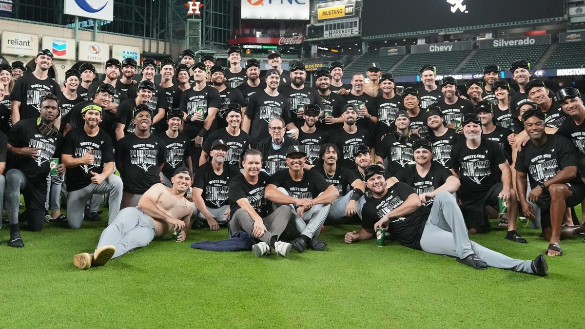 Chase Meidroth celebra su jonrón de tres carreras en el Juego 2 de la Serie Comodín de la Liga Americana ante los Astros de Houston